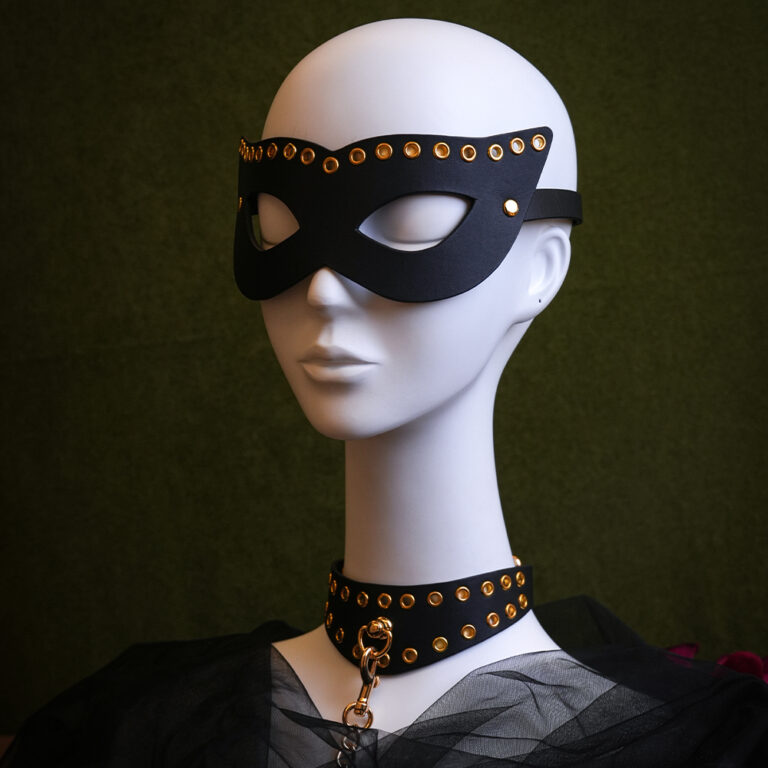 submissive-bondage-blindfold-for-restraint