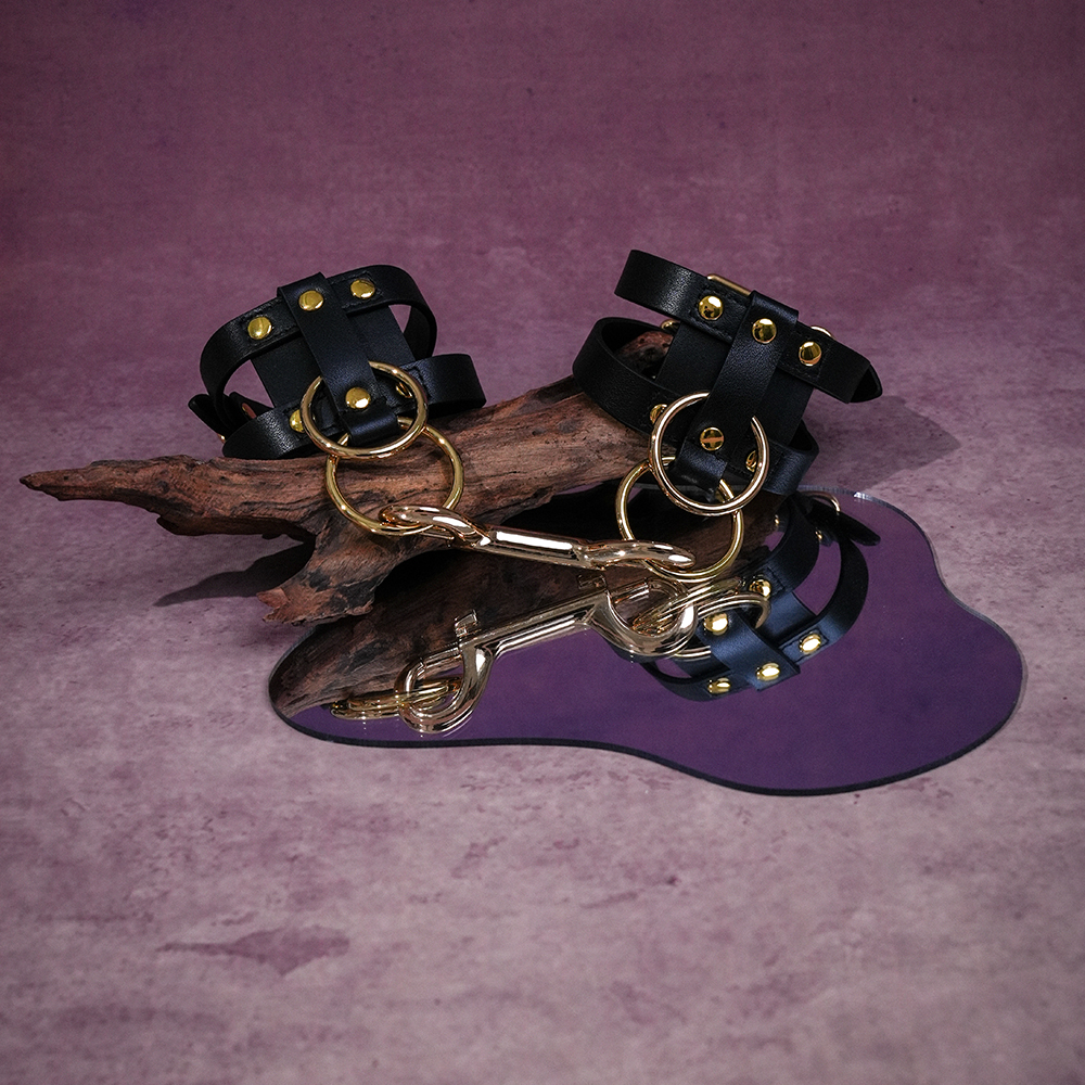 discreet-sex-cuffs-for-travel.jpg
