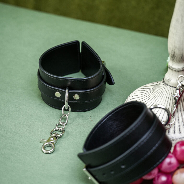 zaoyi-bondage-spreader-bar-with-cuff